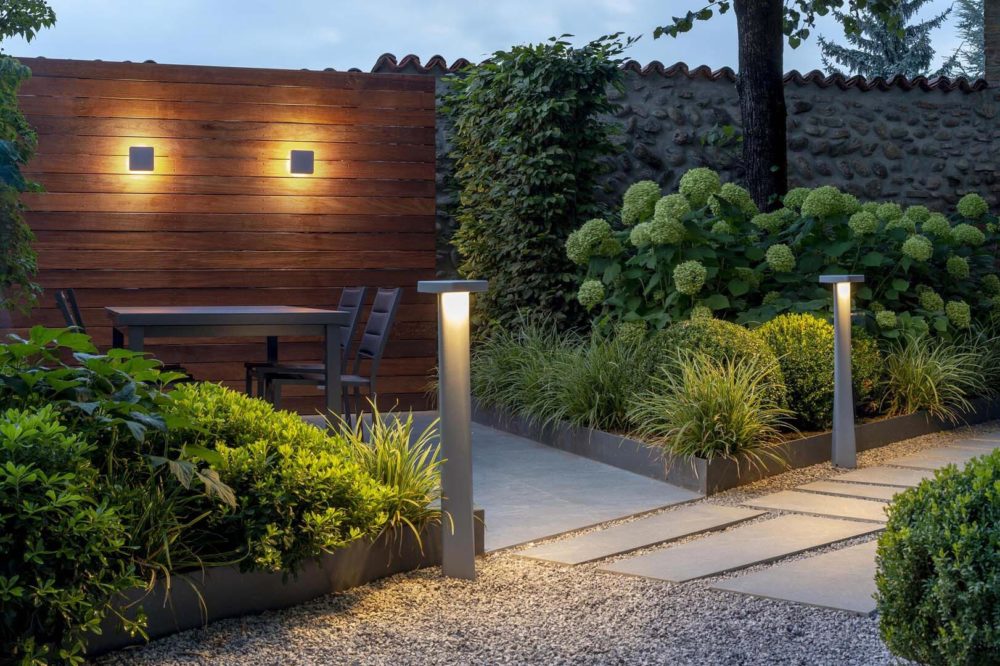 Zaneen Exterior - Blend bollards